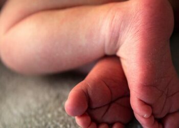 Bebê com três horas de nascido é abandonado em via pública, na Compensa