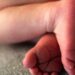 Bebê com três horas de nascido é abandonado em via pública, na Compensa
