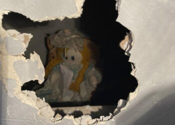 Professor compra casa e encontra ‘boneca assassina’ com bilhete assustador dentro da parede do imóvel