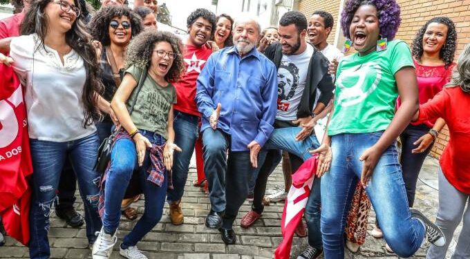 Com a maioria das intensões de votos, Lula fala com jovens sobre revolução comportamental