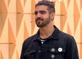 Caio Castro é flagrado com loira após noitada em Minas Gerais