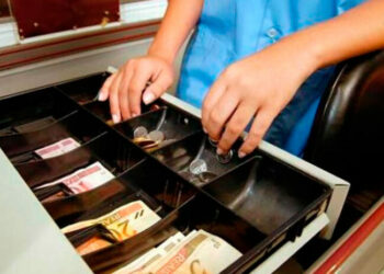 Operadora de caixa é assediada sexualmente por gerentes de loja