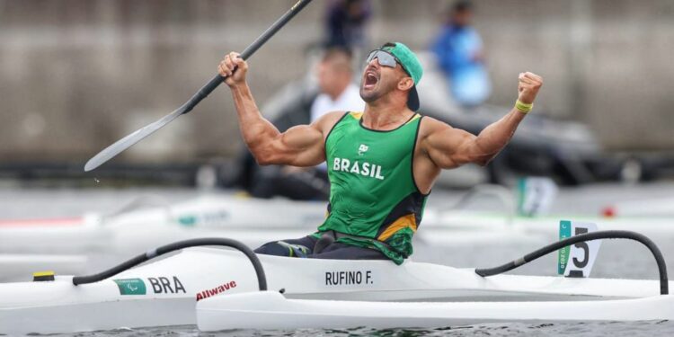 Paralimpíadas: Brasil conquista inédito ouro, e prata na canoagem