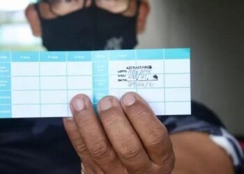 PC investiga venda de carteiras de vacinação falsificadas pela Internet