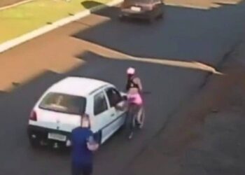 Estudante de direito é derrubada de bicicleta após sofrer assédio em via pública