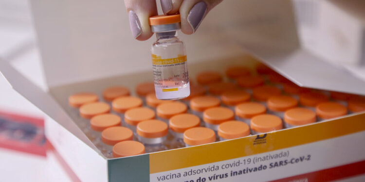 Anvisa interdita mais de 12 milhões de doses da vacina Coronavac