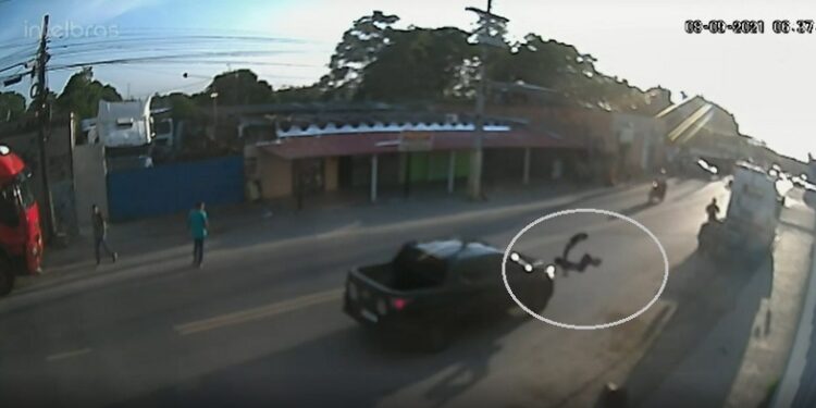 Criança é arremessada ao ser atropelada na zona Sul de Manaus