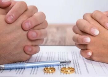 Homem pede divórcio por não aguentar mais esposa sem tomar banho