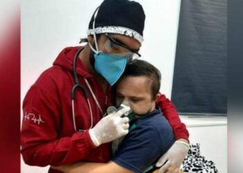 Enfermeiro que acalmou paciente com síndrome de down para receber oxigênio é indicado a prêmio nacional