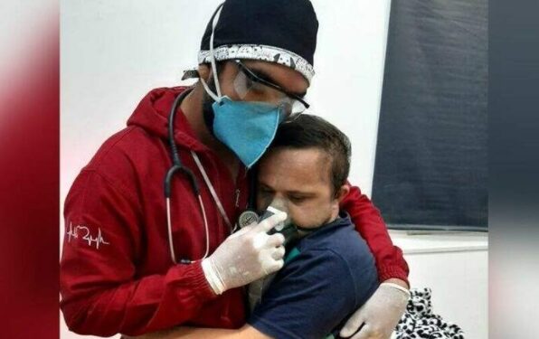 Enfermeiro que acalmou paciente com síndrome de down para receber oxigênio é indicado a prêmio nacional