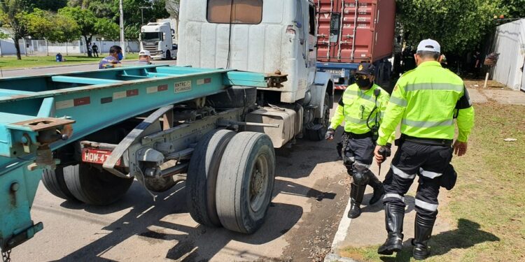 Mais de 30 carretas irregulares são apreendidas em fiscalização na zona Sul de Manaus