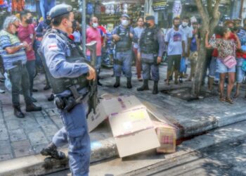 Homem é executado a tiros em meio a população, no Centro de Manaus