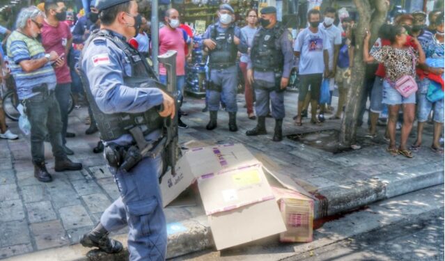 Homem é executado a tiros em meio a população, no Centro de Manaus