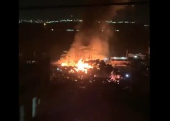 Desespero: Casas ficam destruídas durante incêndio no Cacau Pirêra