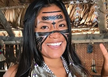 Indígena amazonense viraliza no TikTok ao mostrar cultura e costumes em aldeia