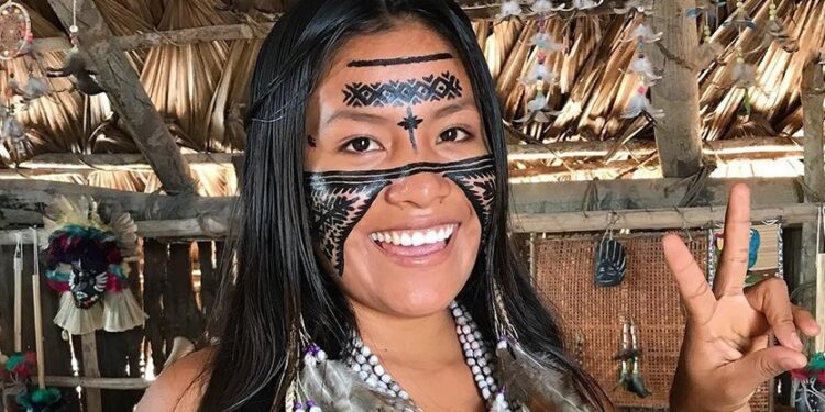 Indígena amazonense viraliza no TikTok ao mostrar cultura e costumes em aldeia