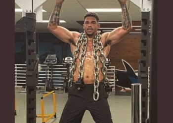 Jogador é acusado pela esposa por obrigá-la a fazer sexo oral após velório e enterro da filha