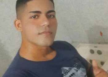 Jovem é esquartejado e tem cabeça exposta em vídeo feitos pelos assassinos; veja as imagens