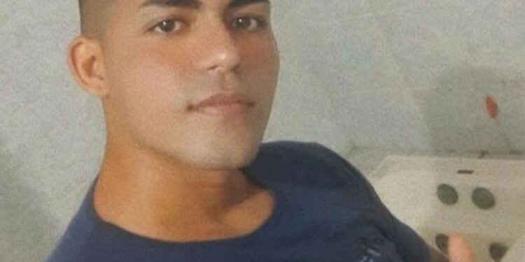 Jovem é esquartejado e tem cabeça exposta em vídeo feitos pelos assassinos; veja as imagens