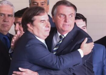 Rodrigo Maia afirma que Bolsonaro é gay: ‘Ele só não consegue assumir devido a formação militar’