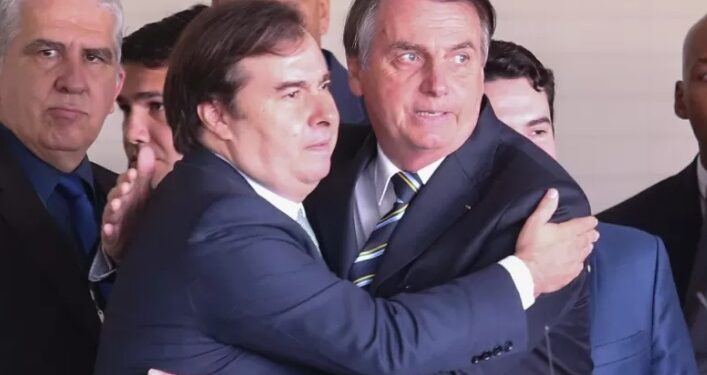 Rodrigo Maia afirma que Bolsonaro é gay: ‘Ele só não consegue assumir devido a formação militar’