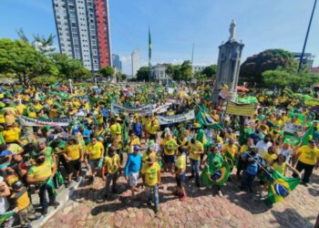 Apoiadores de Bolsonaro de reúnem em pontos diferentes de Manaus se manifestarem a favor do presidente