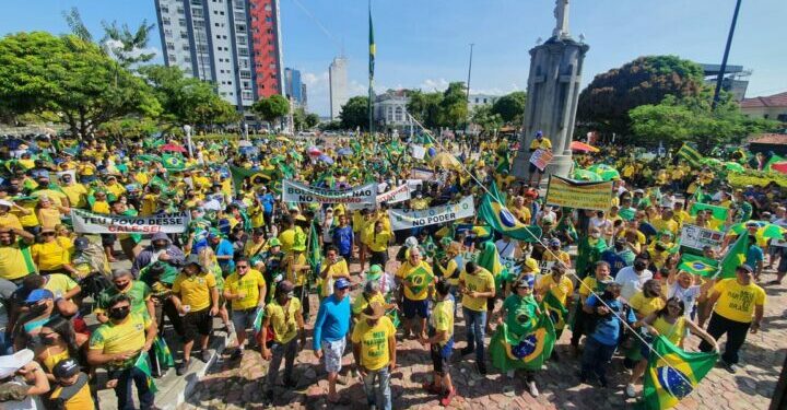 Apoiadores de Bolsonaro de reúnem em pontos diferentes de Manaus se manifestarem a favor do presidente