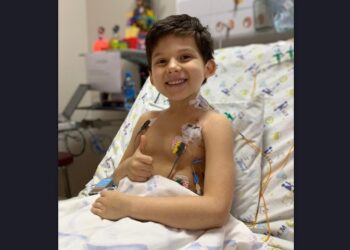 Menino que mobilizou médicos e policiais para receber coração em transplante morre após complicações