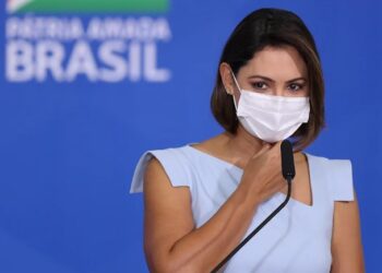 Mesmo podendo se vacinar no Brasil, Michelle Bolsonaro decide se vacinar contra Covid-19 nos EUA
