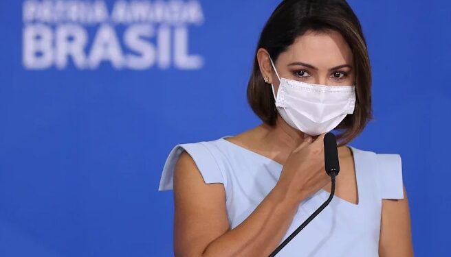 Mesmo podendo se vacinar no Brasil, Michelle Bolsonaro decide se vacinar contra Covid-19 nos EUA