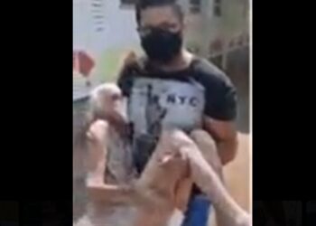 Sem drive-thru, neto é obrigado a carregar avó de 102 anos para se vacinar contra Covid-19