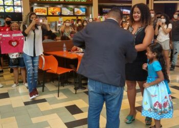 Em Manaus, pedido de casamento em shopping deixa noiva e frequentadores emocionados