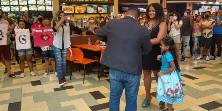 Em Manaus, pedido de casamento em shopping deixa noiva e frequentadores emocionados