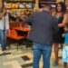 Em Manaus, pedido de casamento em shopping deixa noiva e frequentadores emocionados