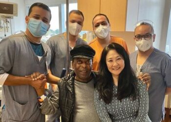 Pelé recebe alta hospitalar após 30 dias de internação