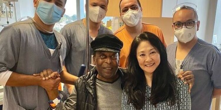 Pelé recebe alta hospitalar após 30 dias de internação