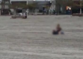 Casal é flagrado fazendo sexo em praia às 7h; polícia já identificou os dois