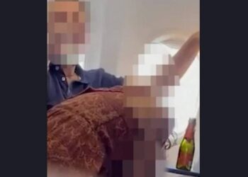 Casal é flagrado fazendo sexo oral durante voo de avião