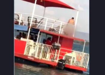 Casal é flagrado fazendo sexo ao ar livre, em flutuante