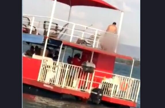 Casal é flagrado fazendo sexo ao ar livre, em flutuante