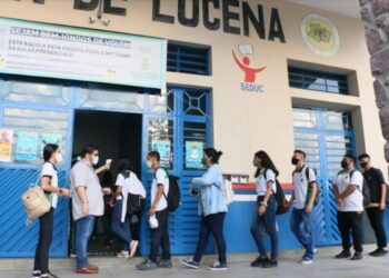 Dupla armada invade escola Sólon de Lucena e realizada assalto