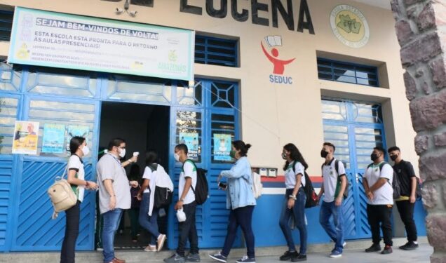 Dupla armada invade escola Sólon de Lucena e realizada assalto