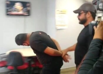 Suspeito de matar esposa estrangulada se entrega à polícia