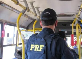 Homem é preso ao se masturbar dentro de coletivo