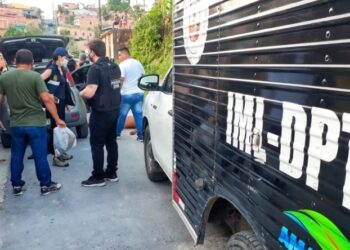 Triplo homicídio: Duas mulheres e um homem são executados dentro de carro, no Cidade de Deus