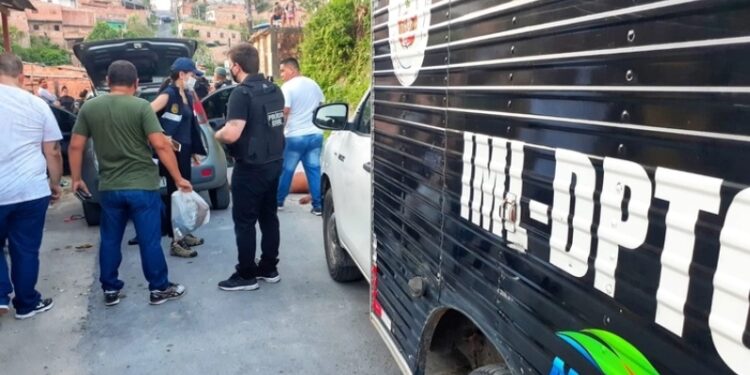Triplo homicídio: Duas mulheres e um homem são executados dentro de carro, no Cidade de Deus