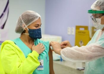 Governo do AM anuncia aplicação da dose reforço para profissionais da saúde com idade acima de 50 anos