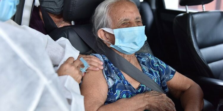 Idosos começam a receber 3ª dose da vacina contra Covid-19 esta semana, em Manaus