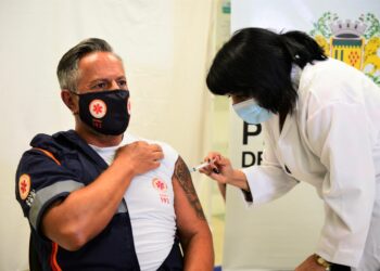 Profissionais da saúde poderão receber dose de reforço contra Covid-19, diz Queiroga