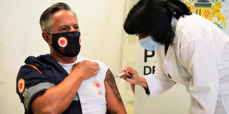 Profissionais da saúde poderão receber dose de reforço contra Covid-19, diz Queiroga